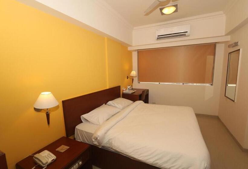 חדר סטנדרט, Ginger  Thane