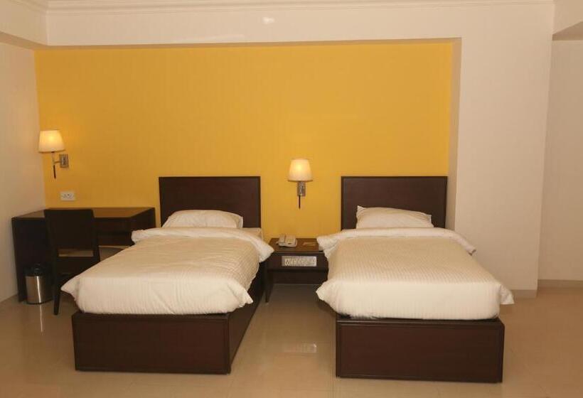 חדר סטנדרט, Ginger  Thane