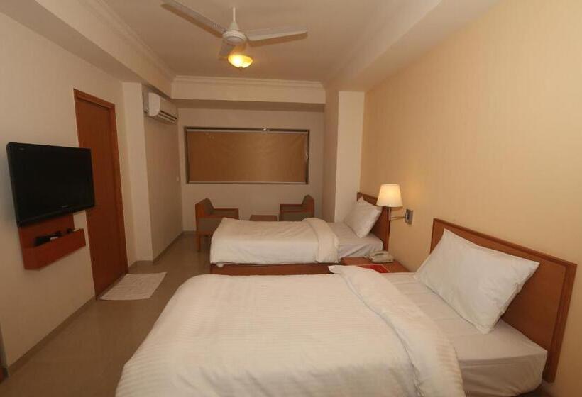 חדר סופריור, Ginger  Thane