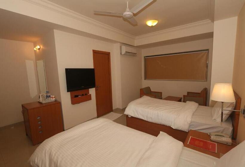 חדר סופריור, Ginger  Thane