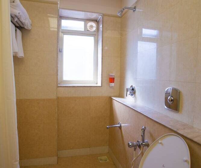 חדר סטנדרט, Ginger  Thane