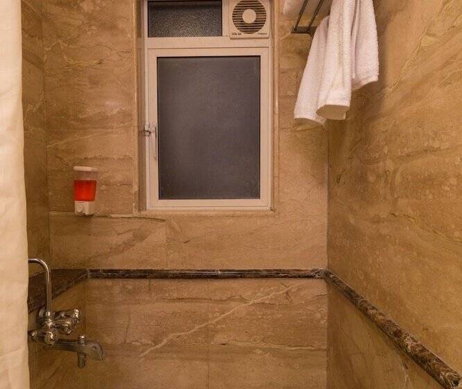 חדר סטנדרט, Ginger  Thane