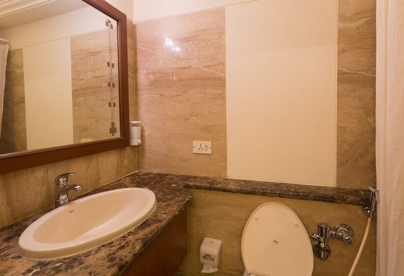 חדר סופריור, Ginger  Thane