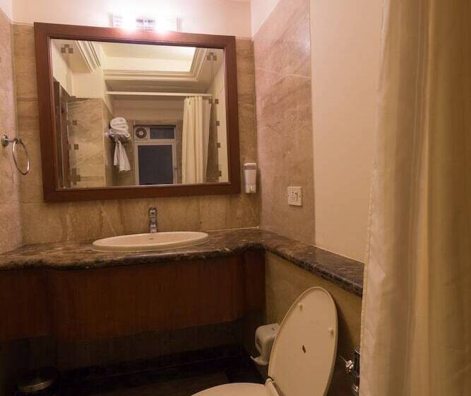 חדר סופריור, Ginger  Thane