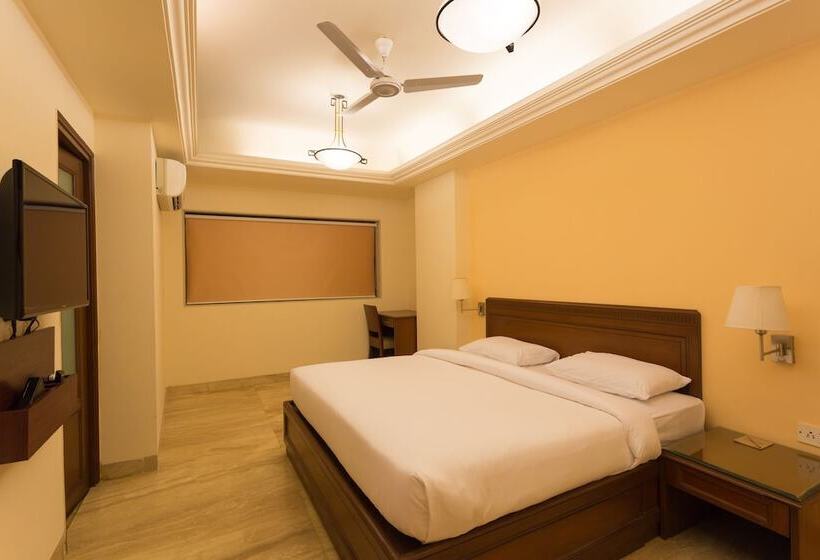 חדר סטנדרט, Ginger  Thane