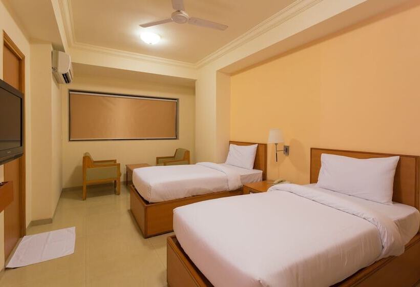 חדר סטנדרט, Ginger  Thane