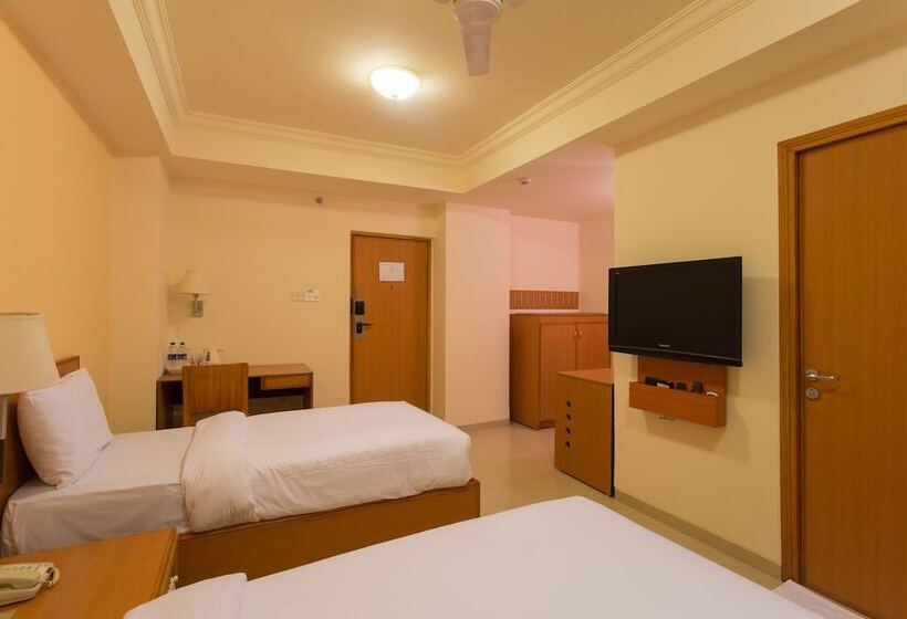 חדר סופריור, Ginger  Thane