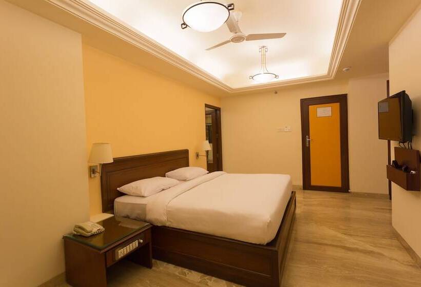 חדר סופריור, Ginger  Thane