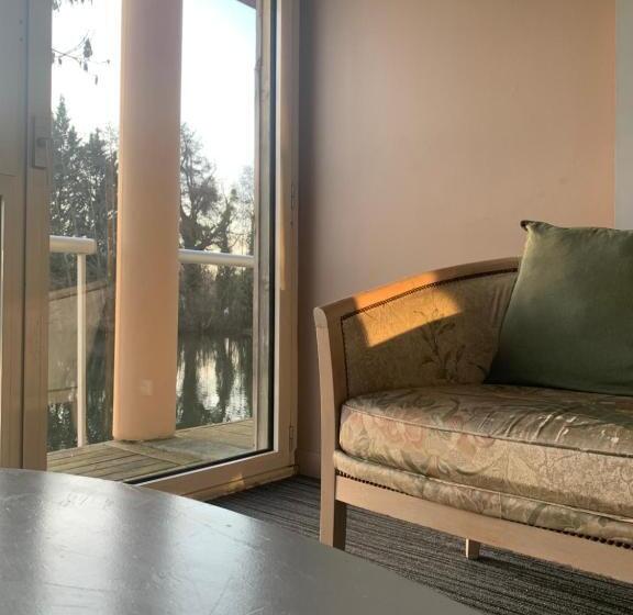 חדר משפחתי, Hôtel De L Ile Du Saussay