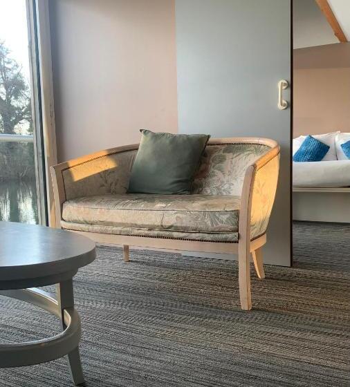 חדר משפחתי, Hôtel De L Ile Du Saussay