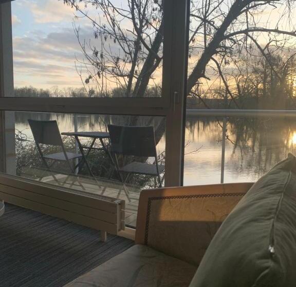 חדר משפחתי, Hôtel De L Ile Du Saussay