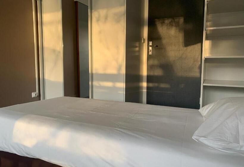 חדר משפחתי, Hôtel De L Ile Du Saussay