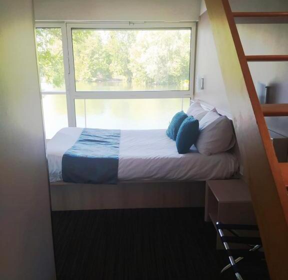 חדר משפחתי, Hôtel De L Ile Du Saussay