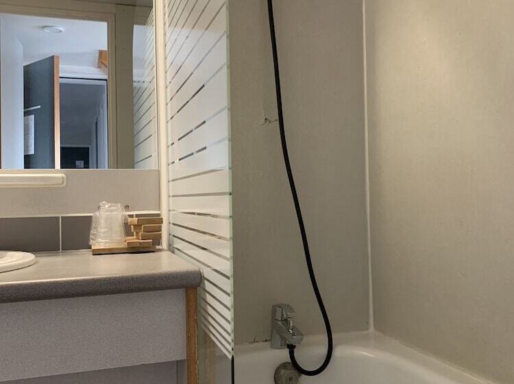 חדר משפחתי, Hôtel De L Ile Du Saussay