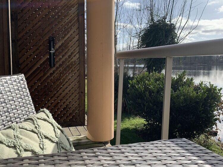 חדר משפחתי, Hôtel De L Ile Du Saussay