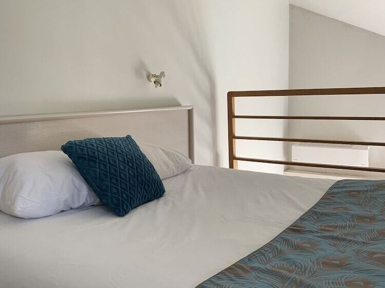 חדר סטנדרט לשלושה, Hôtel De L Ile Du Saussay