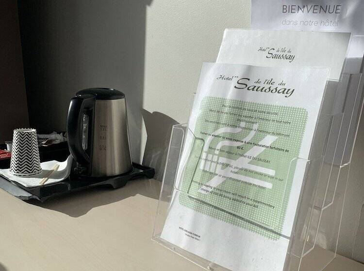 חדר משפחתי, Hôtel De L Ile Du Saussay