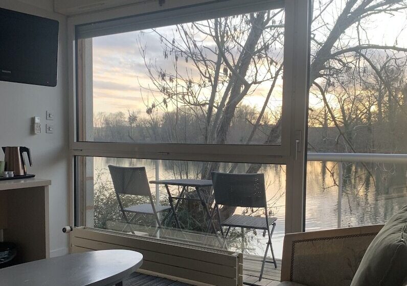 חדר משפחתי, Hôtel De L Ile Du Saussay