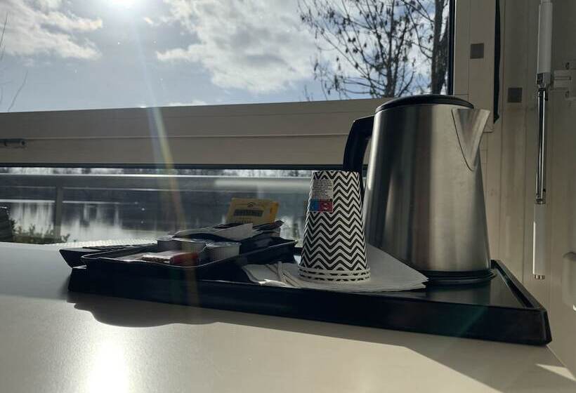 חדר משפחתי, Hôtel De L Ile Du Saussay