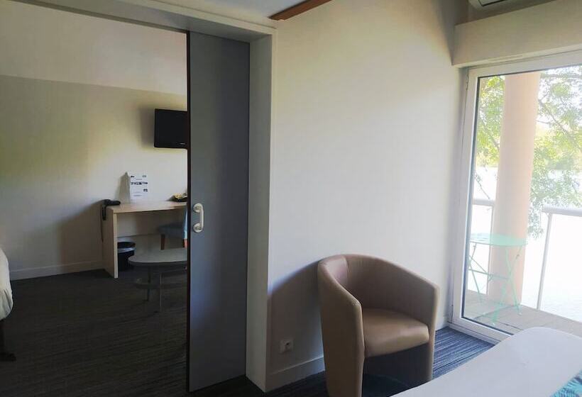 חדר משפחתי, Hôtel De L Ile Du Saussay