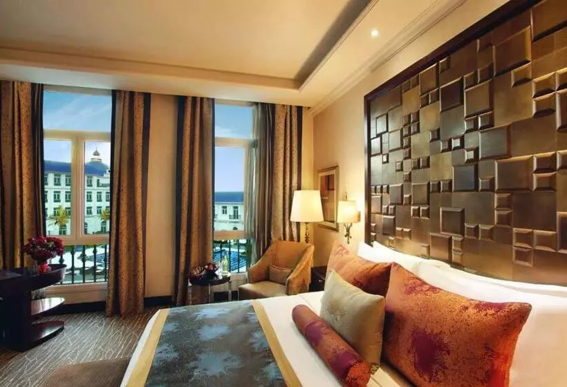 اتاق لوکس با چشم‌انداز استخر, Royal Maxim Palace Kempinski Cairo