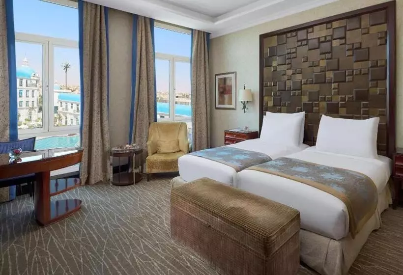 اتاق لوکس با چشم‌انداز استخر, Royal Maxim Palace Kempinski Cairo
