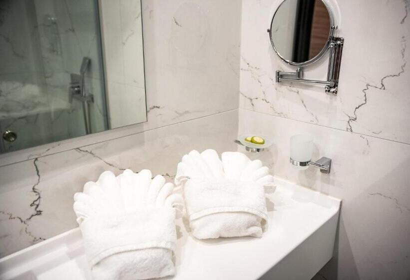 חדר לארבעה סטנדרטי עם מרפסת, Lagaria