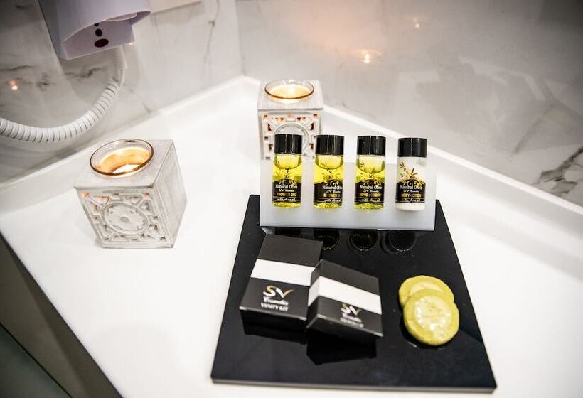 חדר דלוקס לשלושה, Lagaria