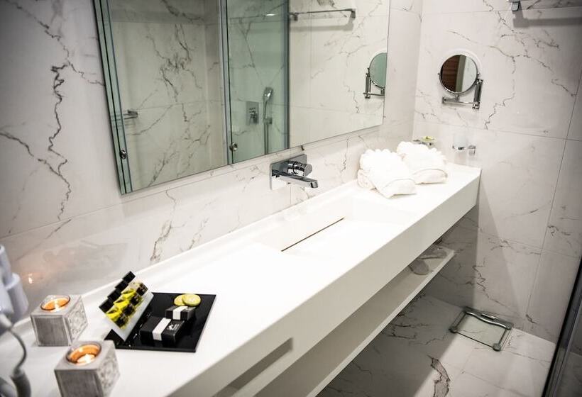 חדר דלוקס לשלושה, Lagaria