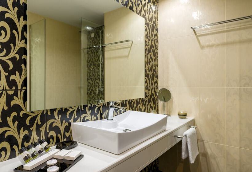 חדר דלוקס לשלושה, Lagaria