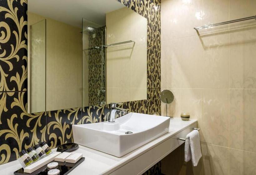 חדר דלוקס לשלושה, Lagaria