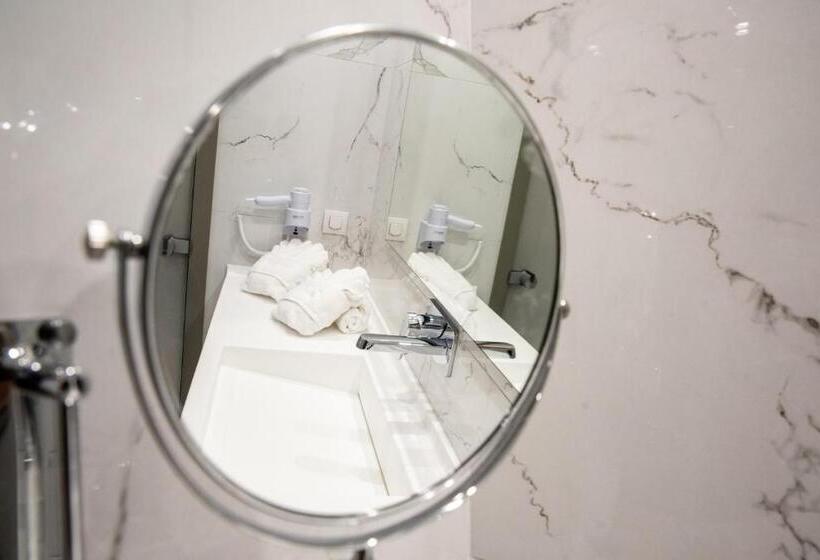 חדר סופריור לשלושה, Lagaria