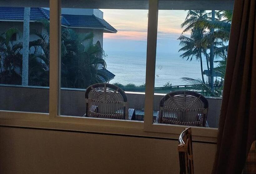 غرفة قياسية مطلّة علي البحر مزوَّدة بشُرفة, Seashore Beach Resort Varkala