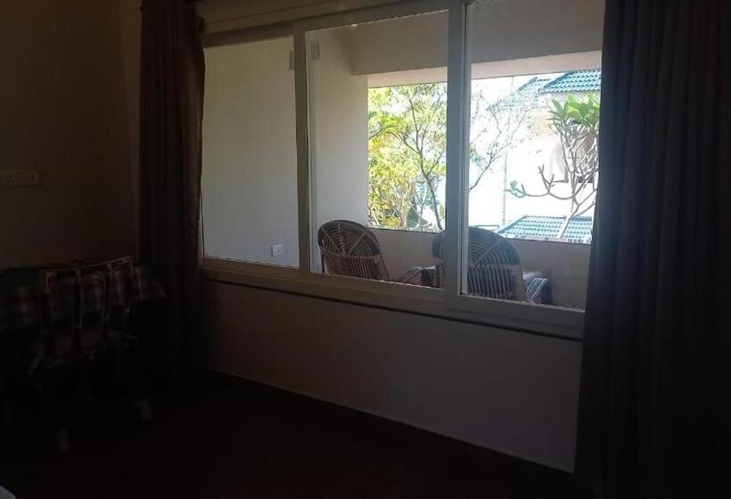 غرفة قياسية مزوَّدة بشُرفة, Seashore Beach Resort Varkala