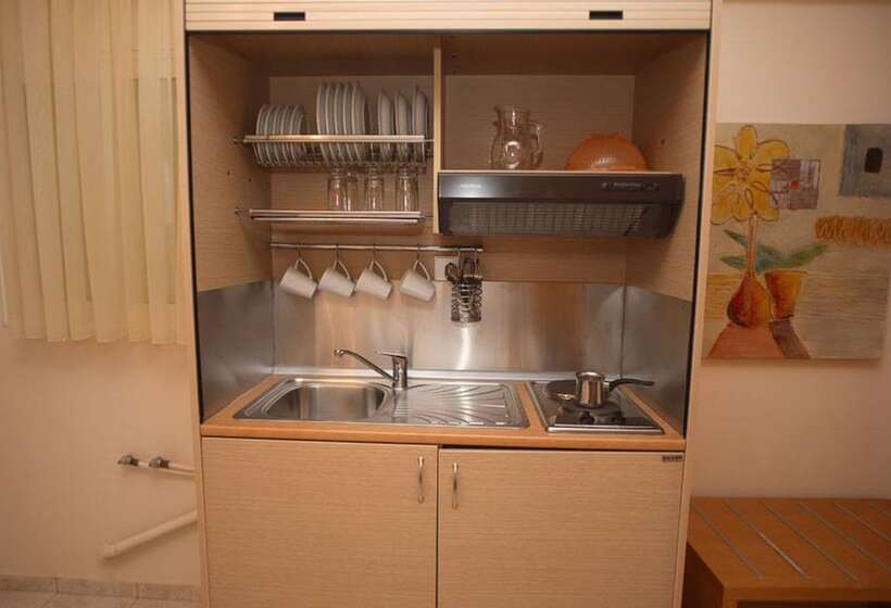 Студия Deluxe, Anilio Plaza