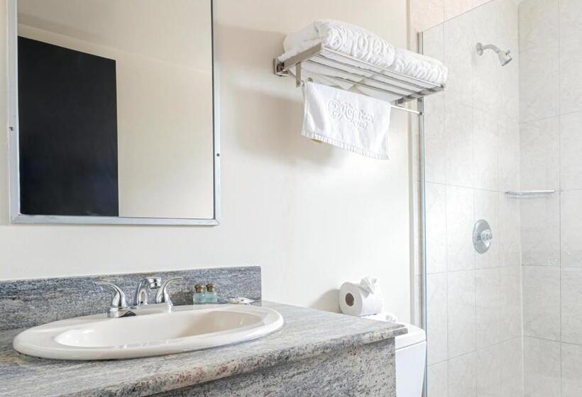 חדר קומפורט לשלושה, Astor Tijuana