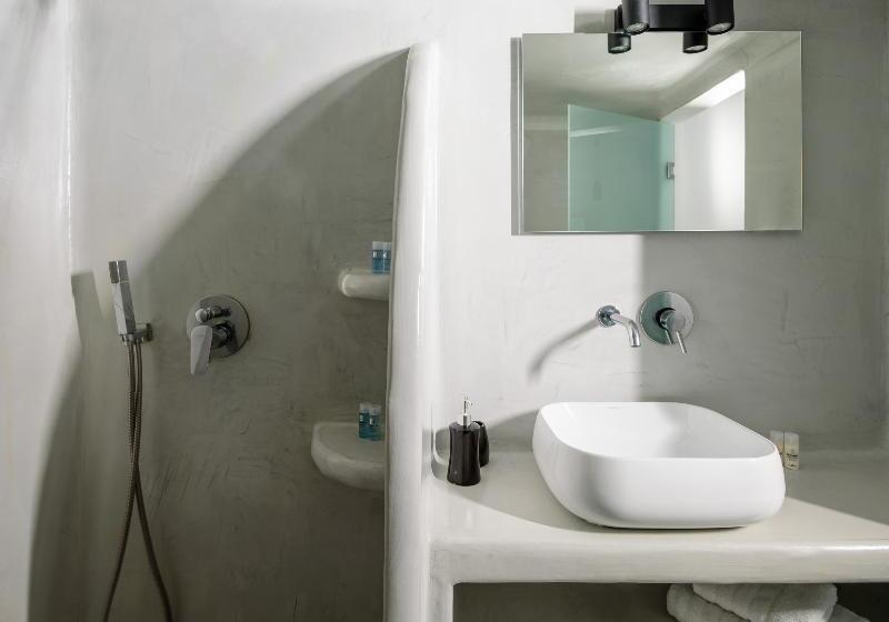 חדר קומפורט לשלושה, Astor Tijuana