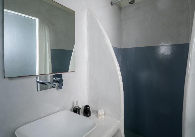 חדר קומפורט לשלושה, Astor Tijuana