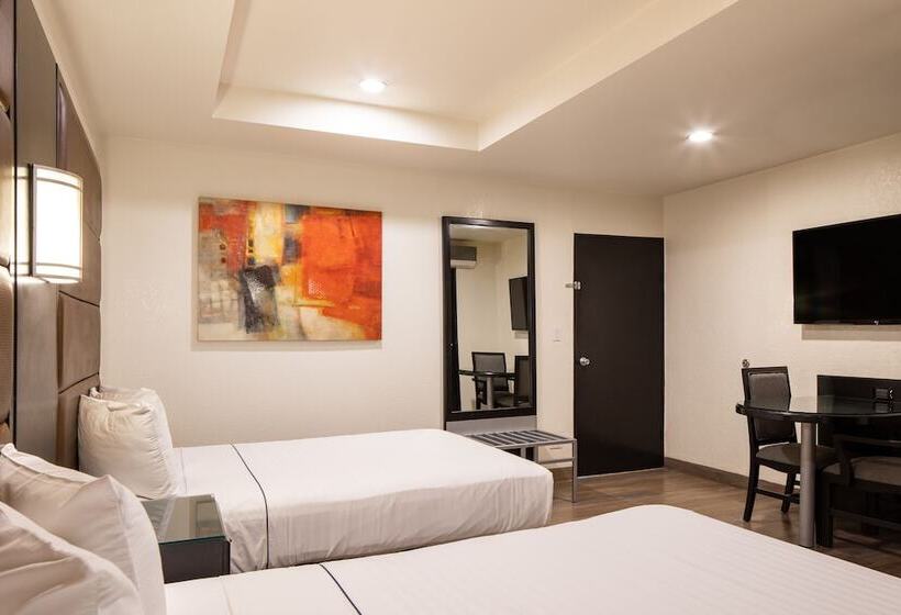 חדר קומפורט לשלושה, Astor Tijuana