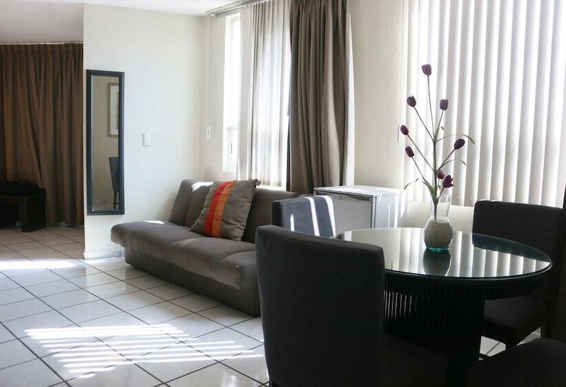 سوییت جونیور, Howard Johnson Leon Avenida