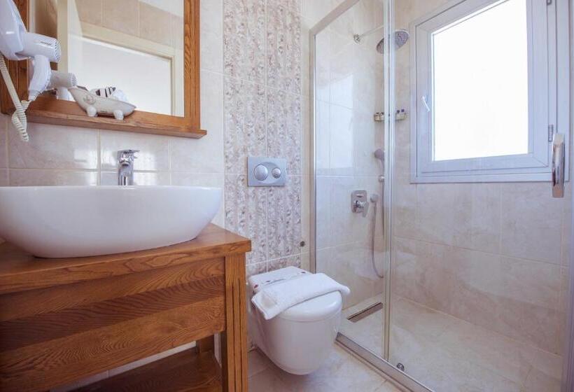 חדר סופריור לשלושה, Infinity City