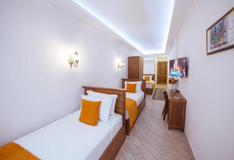 חדר סופריור לשלושה, Infinity City