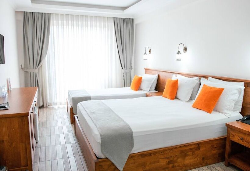 חדר סופריור לשלושה, Infinity City