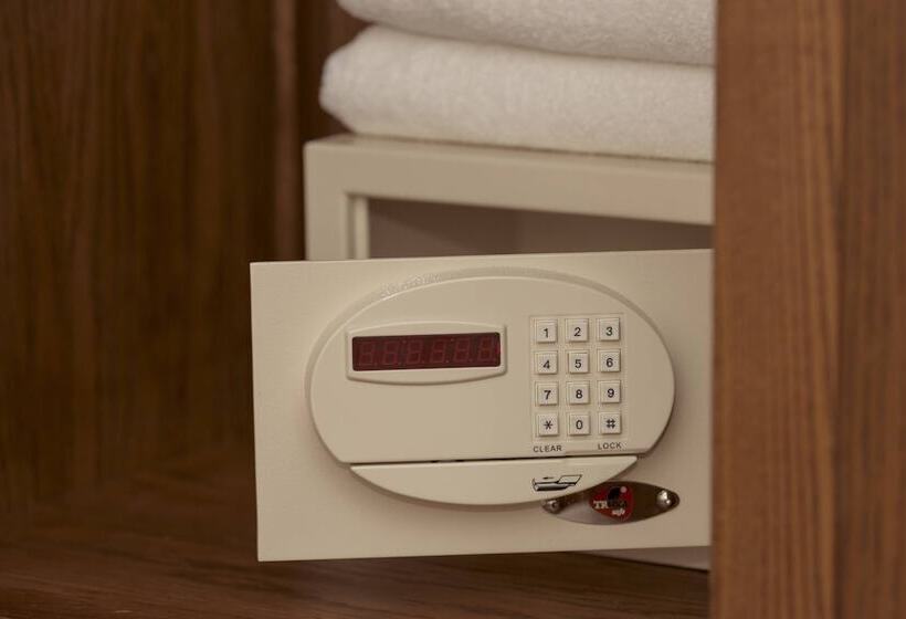 חדר סופריור לארבעה, Infinity City