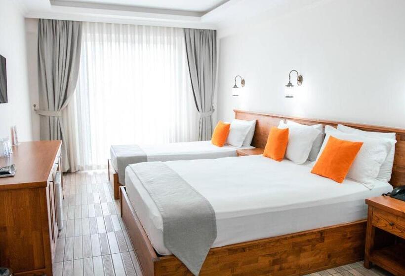 חדר סופריור לשלושה, Infinity City