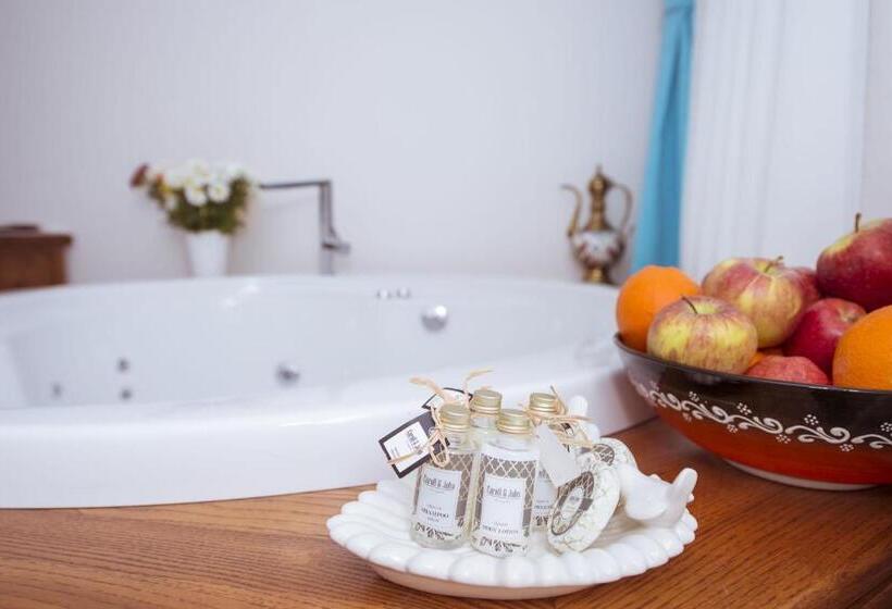 חדק דלוקס עם ג'קוזי, Infinity City