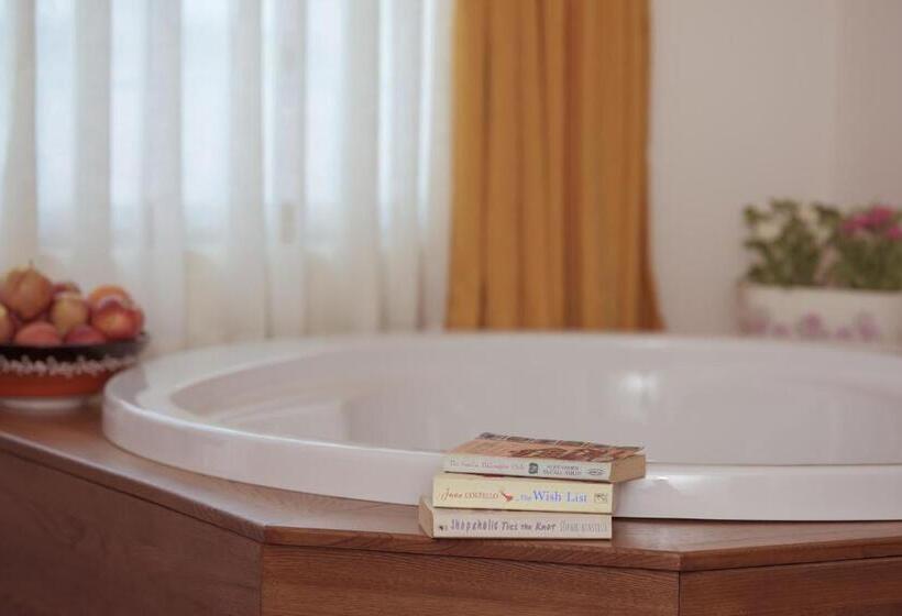 חדק דלוקס עם ג'קוזי, Infinity City