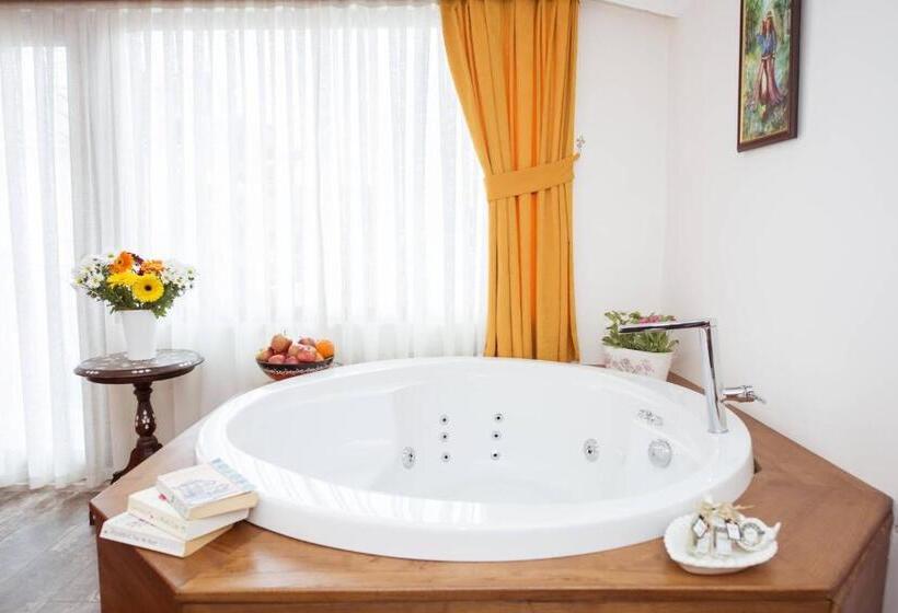 חדק דלוקס עם ג'קוזי, Infinity City