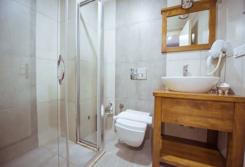 חדר סופריור לשלושה, Infinity City