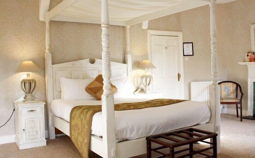 غرفة كلاسيكية, Otterburn Castle